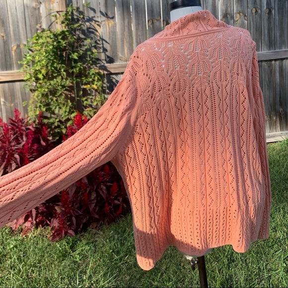 VINTAGE HANDMADE KNIT CARDIGAN WITH SCALLOPED NECKLINE. EXCELLENT CONDITION - Picture 6 of 14